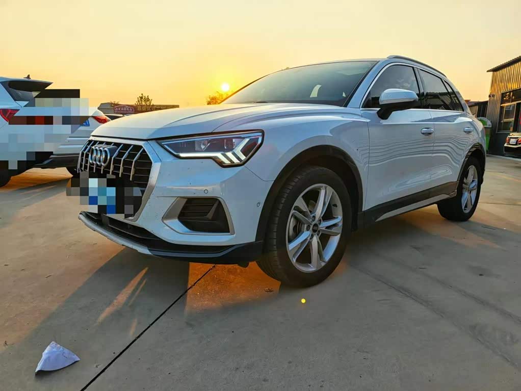 Audi Q3, 2023 г., белый, 21 000 км Audi 奥迪Q3, 2023 г., белый, 21 000 км