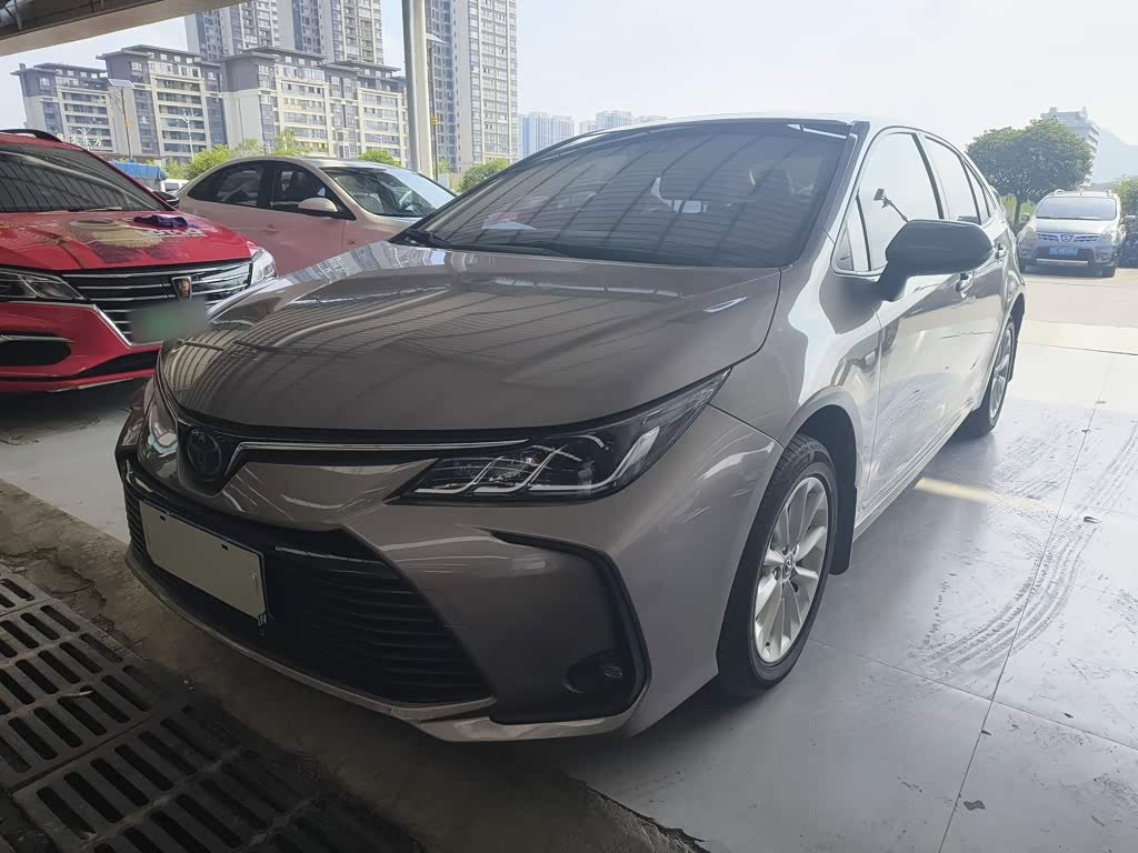 Toyota Corolla, 2021 г., серебристый / серый, 30 000 км Toyota Corolla, 2021 г., серебристый / серый, 30 000 км