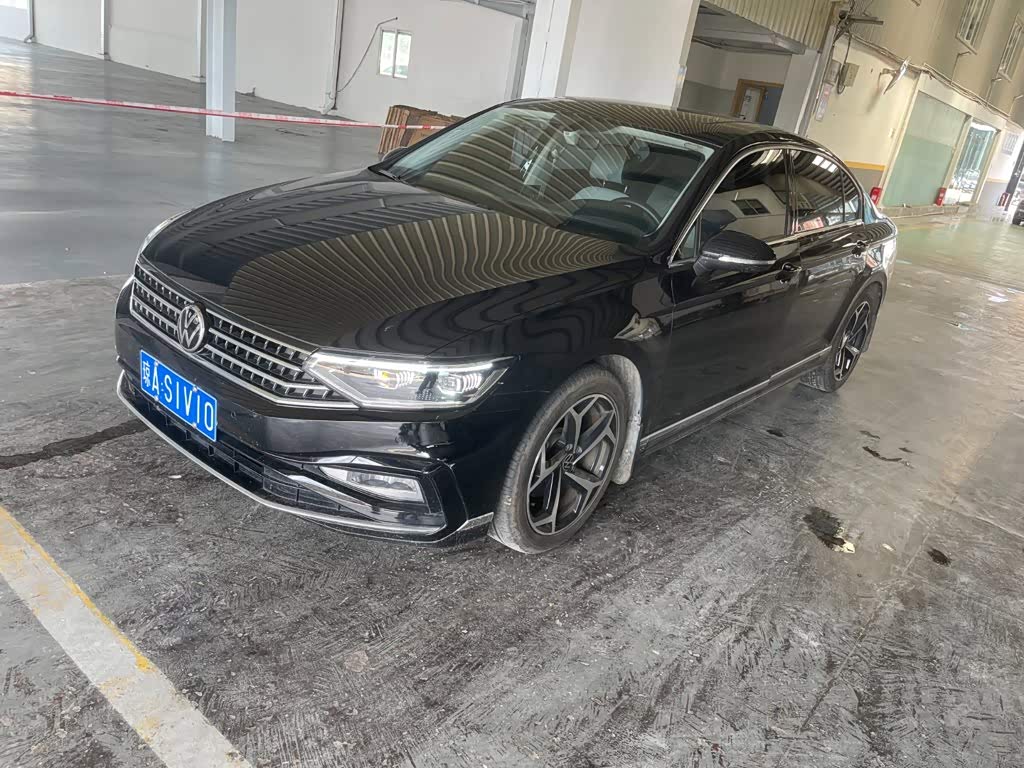 Volkswagen Magotan, 2024 г., чёрный, 28 000 км Volkswagen Magotan 2023 200 × десять тысяч выпущенных автомобилей, юбилейная серия 330TSI DSG комплектация «Лидер»