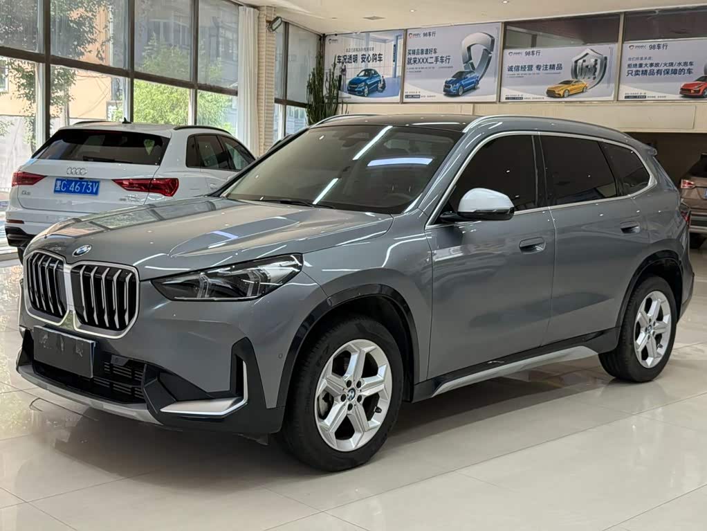 BMW X1, 2024 г., серебристый / серый, 15 000 км BMW X1 2023 sDrive20Li X设计套装