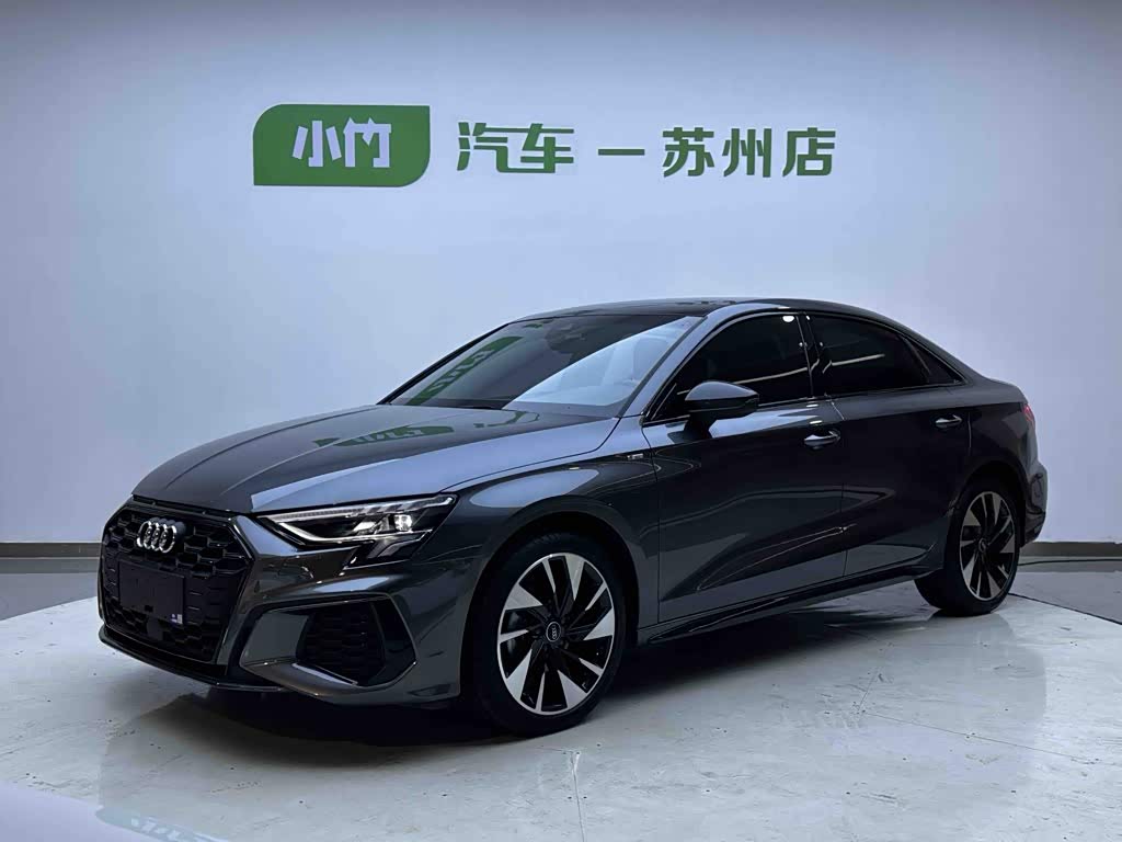 Audi A3, 2022 г., серебристый / серый, 17 000 км Audi A3, 2022 г., серебристый / серый, 17 000 км