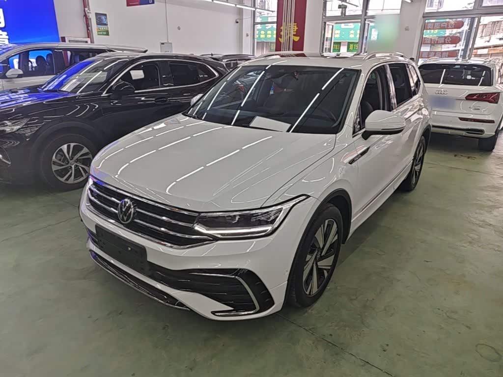 Volkswagen Tiguan L, 2023 г., белый, 23 500 км Volkswagen Tiguan L 2023 обновлённая версия 330TSI автомат одна ведущая ось R-Line комплектация «Юэсян»