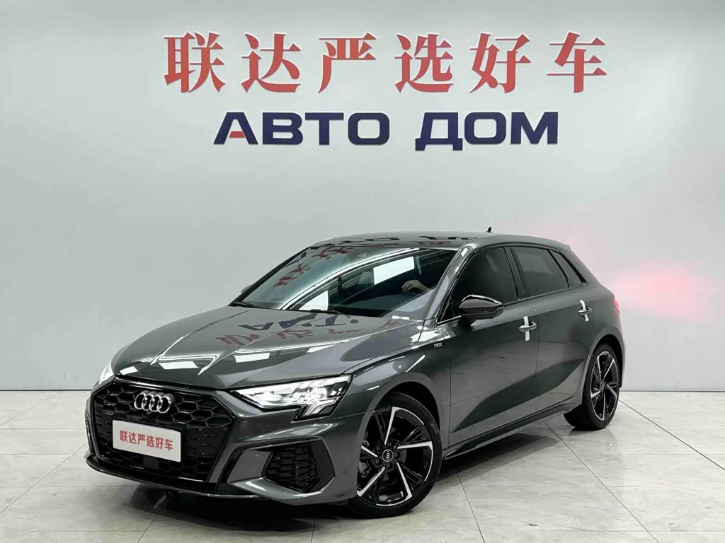 Audi A3, 2023 г., серебристый / серый, 15 600 км Audi A3, 2023 г., серебристый / серый, 15 600 км