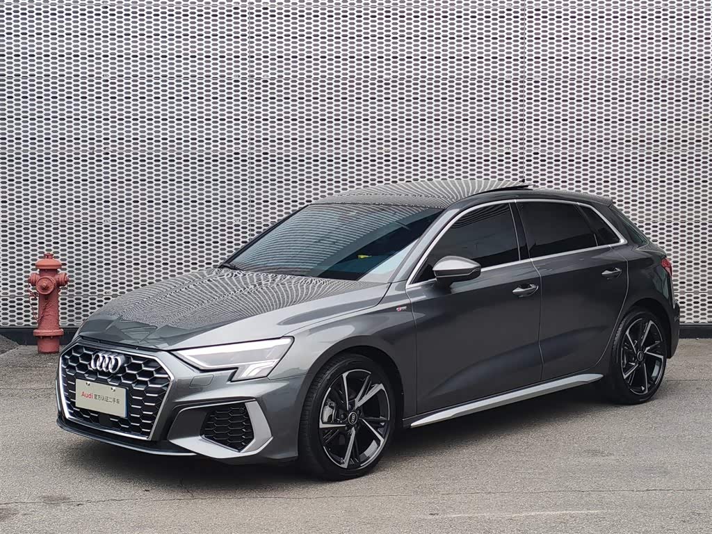 Audi A3, 2024 г., серебристый / серый, 32 500 км Audi A3, 2024 г., серебристый / серый, 32 500 км