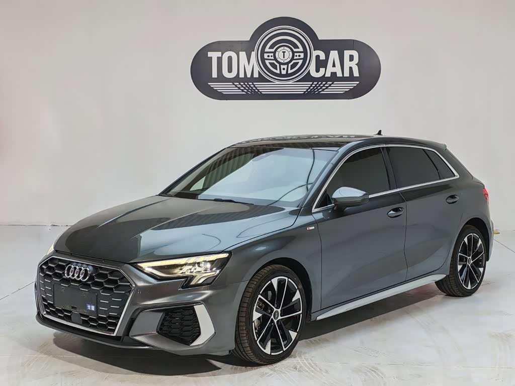 Audi A3, 2023 г., серебристый / серый, 17 700 км Audi A3, 2023 г., серебристый / серый, 17 700 км