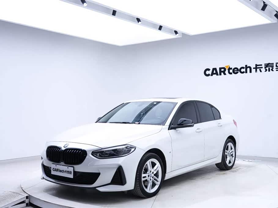 BMW 1 серия, 2023 г., белый, 27 300 км BMW 1 серия 2022 120i пакет M Sport, исполнение «Ночь»