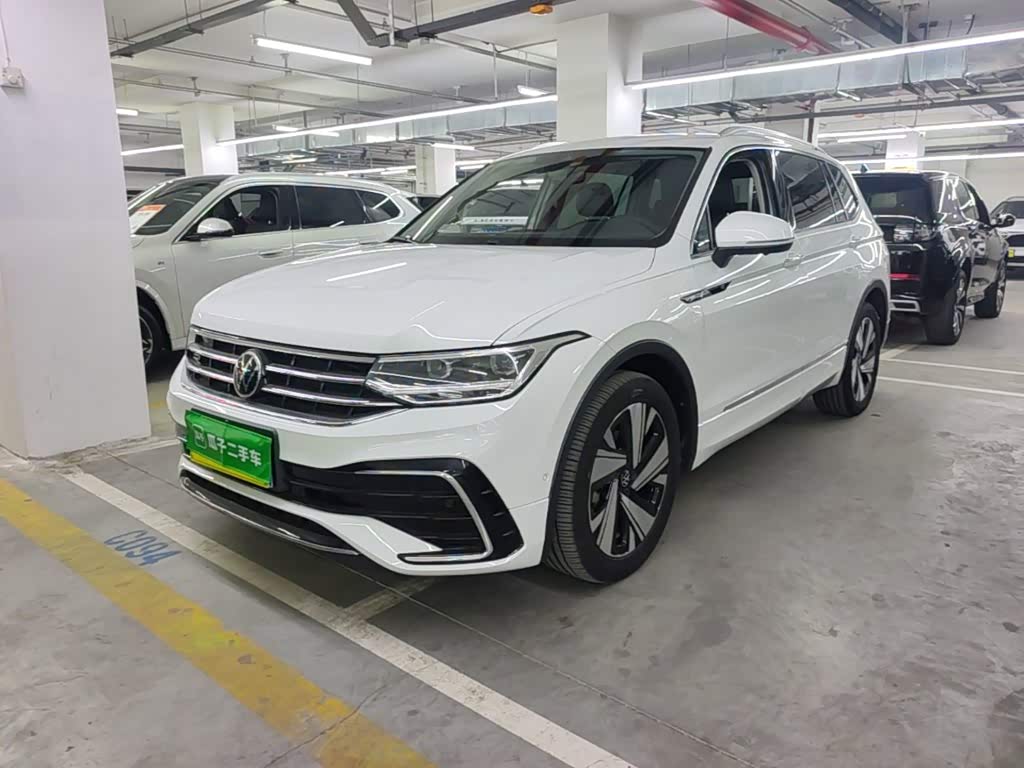 Volkswagen Tiguan L, 2023 г., белый, 26 400 км Volkswagen Tiguan L 2023 обновлённая версия 380TSI автомат полный привод R-Line комплектация «Юэсян» 7 мест