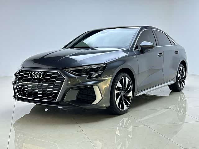 Audi A3, 2024 г., серебристый / серый, 33 400 км Audi A3, 2024 г., серебристый / серый, 33 400 км
