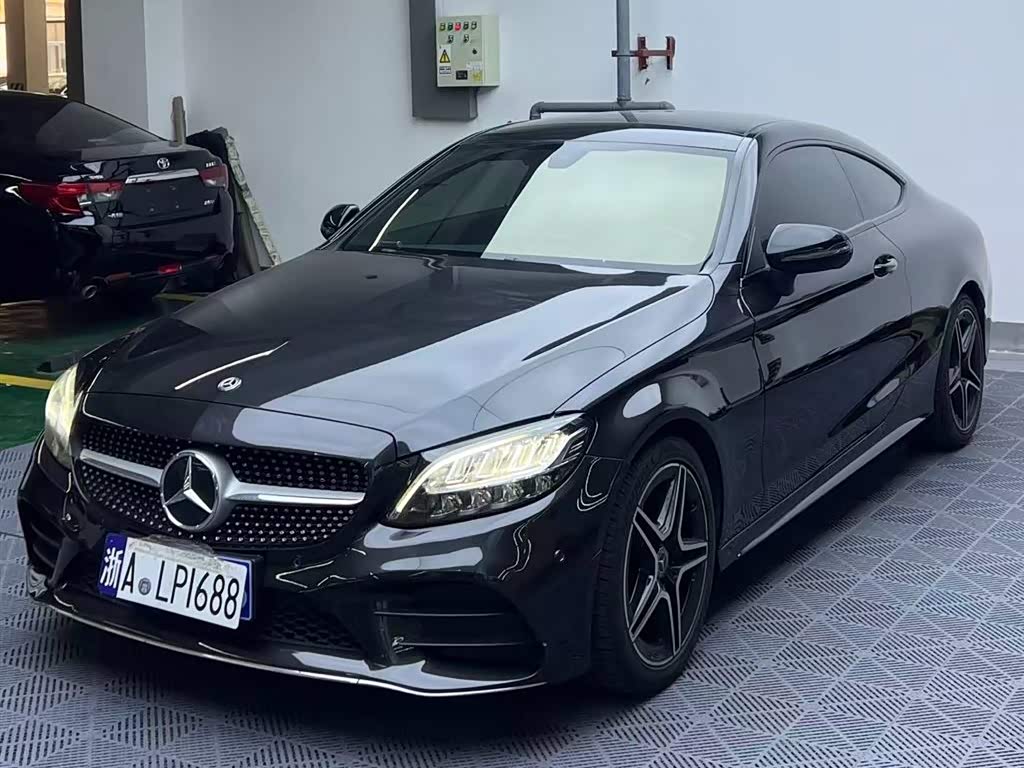 Mercedes-Benz C-Class (импортная версия для Китая), 2021 г., серебристый / серый, 71 000 км Mercedes-Benz C-Class (импортная версия для Китая) 2021 C 260 轿跑车