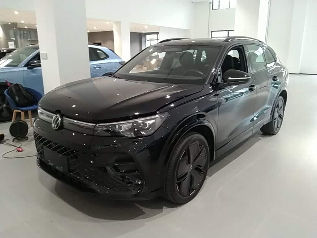 Volkswagen Tiguan L, 2024 г., чёрный, 54 300 км Volkswagen Tiguan L 2024 PRO 330TSI одна ведущая ось R-Line Чжилин версия
