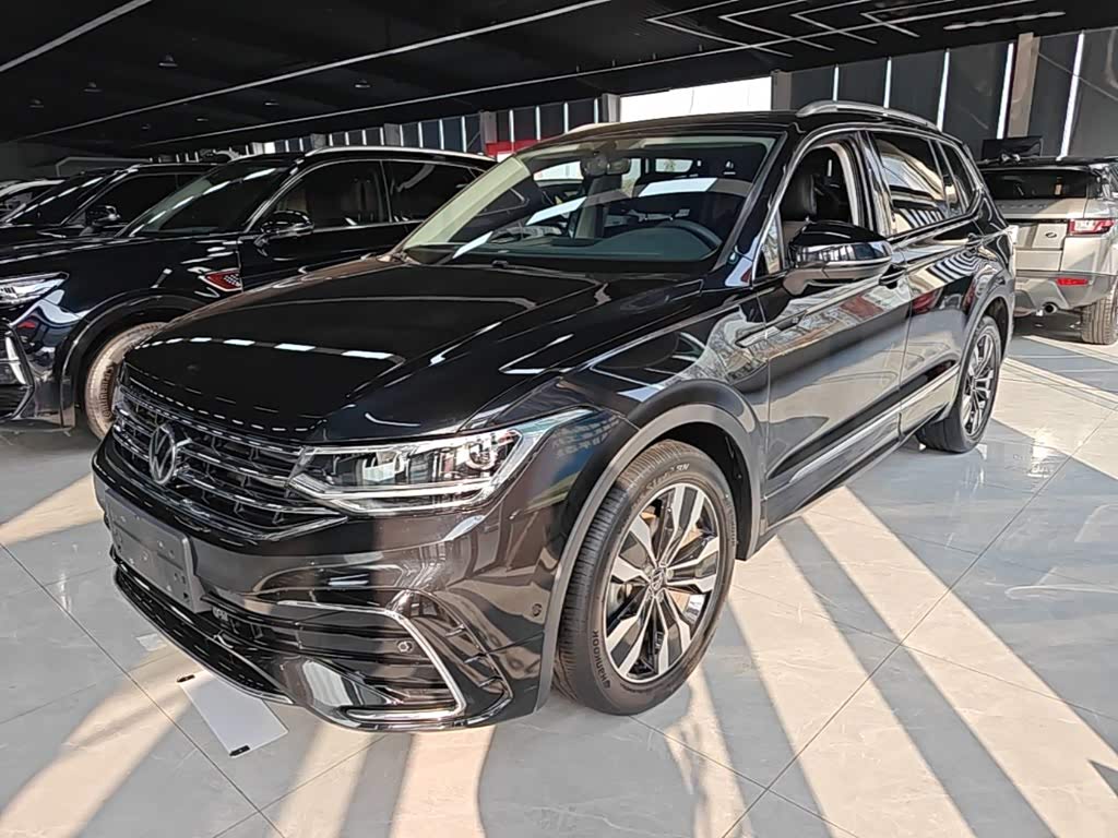 Volkswagen Tiguan L, 2024 г., чёрный, 38 500 км Volkswagen Tiguan L 2024 330TSI автомат одна ведущая ось R-Line комплектация «Юэсян»