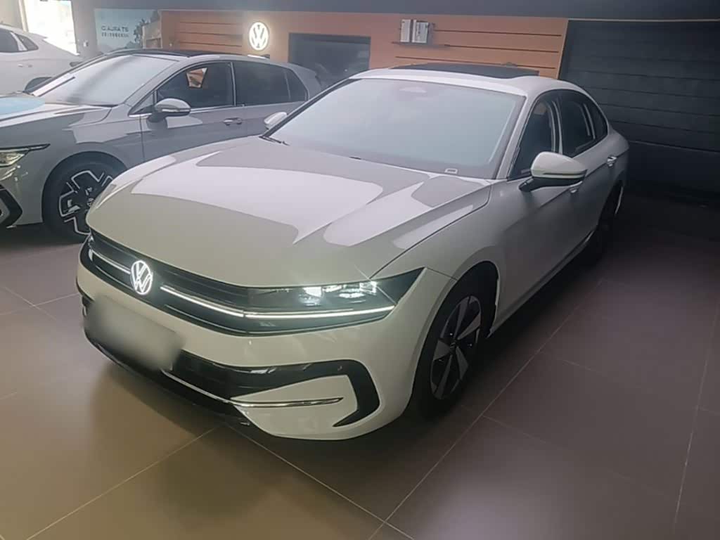Volkswagen Magotan, 2025 г., белый, 9 200 км Volkswagen Magotan 2024 300TSI DSG комплектация «Эксклюзив» пакет «Сяньянь»