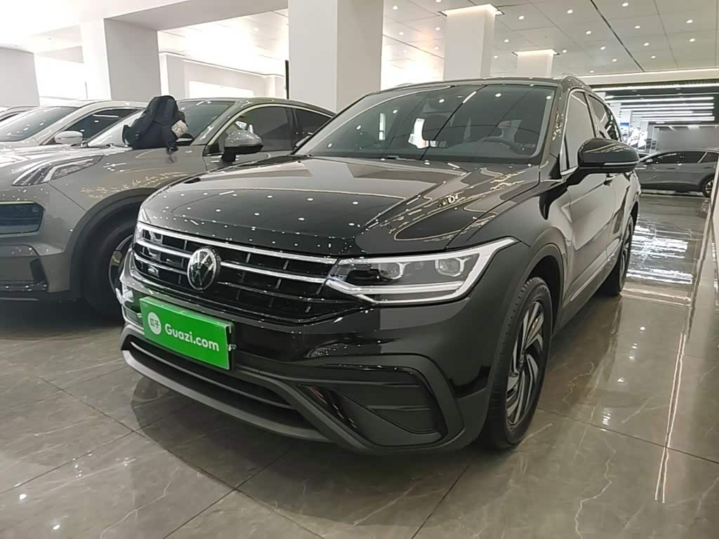 Volkswagen Tiguan L, 2026 г., чёрный, 3 000 км Volkswagen Tiguan L 2025 исполнение «Чучжун» 300TSI автомат одна ведущая ось комплектация «Лунтэн»