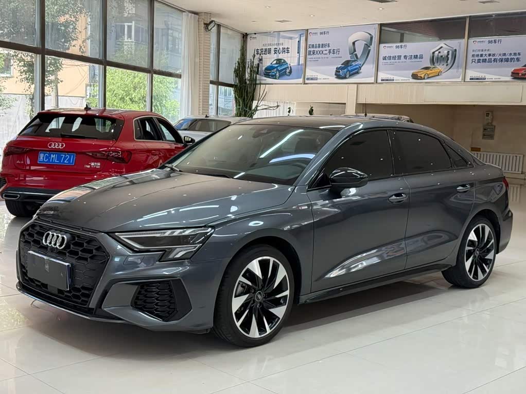 Audi A3, 2022 г., серебристый / серый, 21 000 км Audi A3, 2022 г., серебристый / серый, 21 000 км
