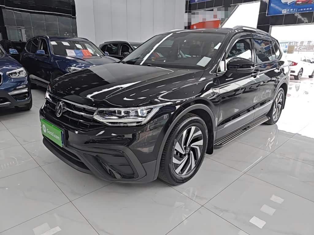 Volkswagen Tiguan L, 2024 г., чёрный, 11 600 км Volkswagen Tiguan L 2024 исполнение «Чучжун» 300TSI автомат одна ведущая ось комплектация «Лунтэн»