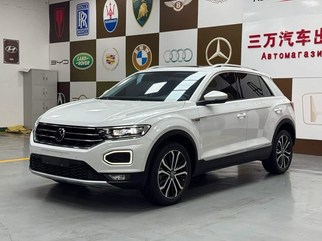 Volkswagen T-Roc, 2023 г., белый, 30 000 км Volkswagen T-Roc 2022 280TSI DSG одна ведущая ось Комфорт PLUS