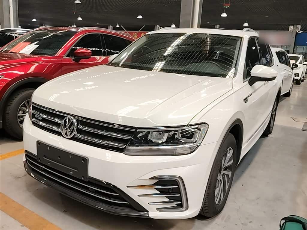 Volkswagen Tiguan L PHEV, 2021 г., белый, 63 800 км Volkswagen Tiguan L подключаемый гибрид 2020 430PHEV подключаемый гибрид Премиум