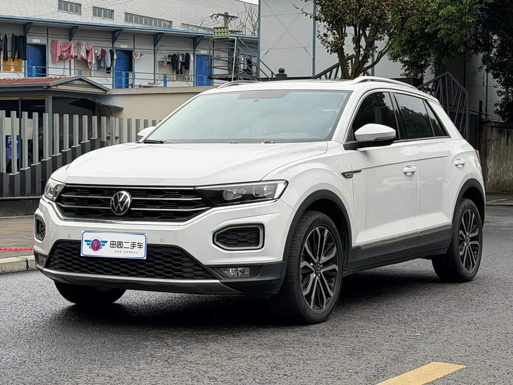 Volkswagen T-Roc, 2022 г., белый, 28 000 км Volkswagen T-Roc 2022 280TSI DSG одна ведущая ось Комфорт PLUS