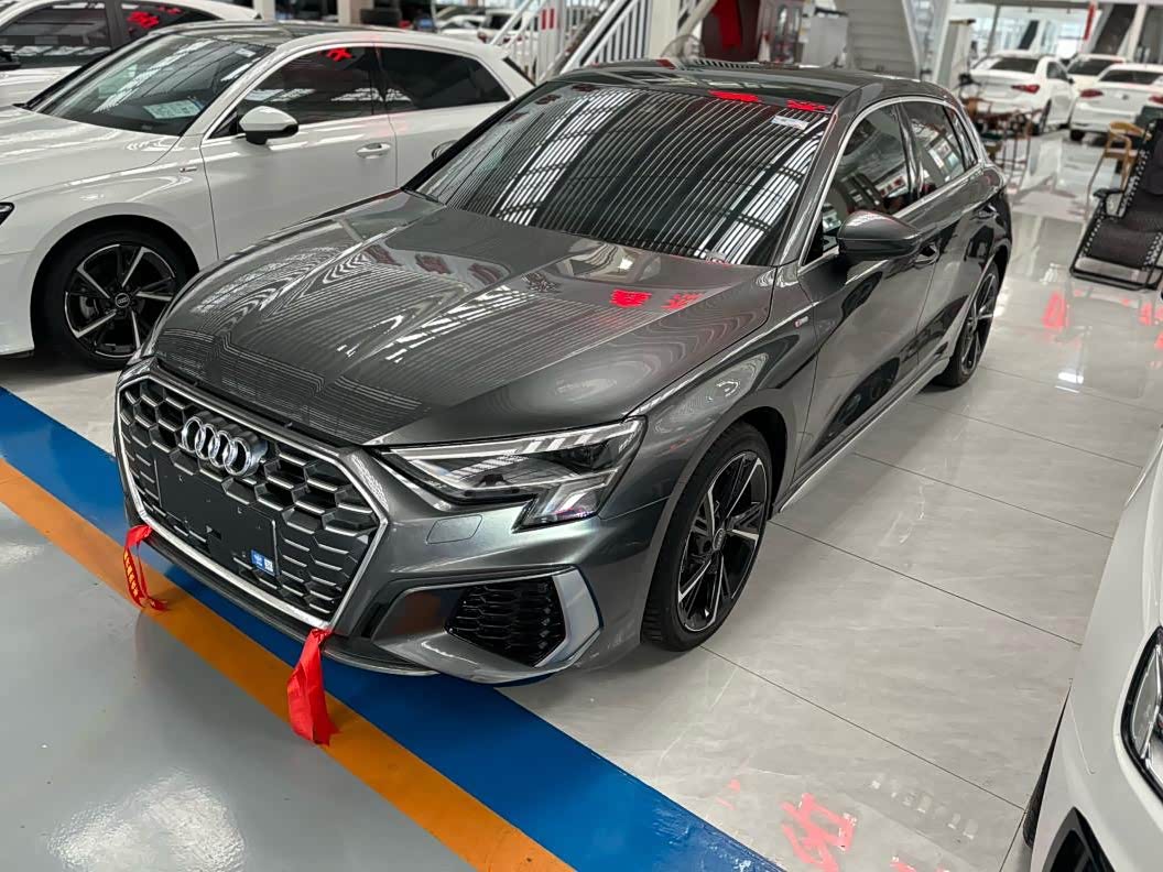 Audi A3, 2024 г., серебристый / серый, 15 000 км Audi A3, 2024 г., серебристый / серый, 15 000 км