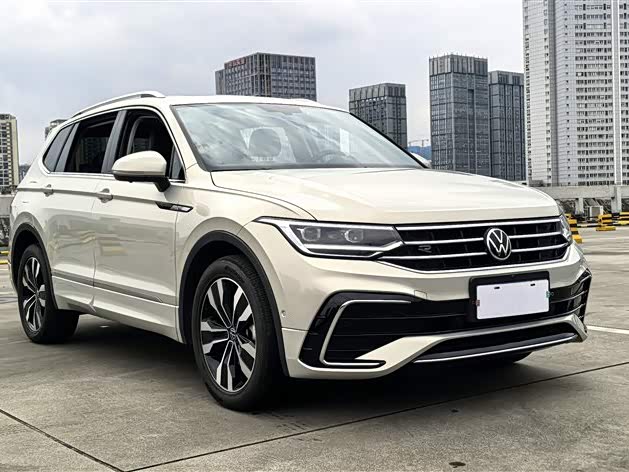 Volkswagen Tiguan L, 2022 г., шампань / коричневый, 53 000 км Volkswagen Tiguan L 2022 380TSI автомат полный привод R-Line комплектация «Юэсян» 7 мест