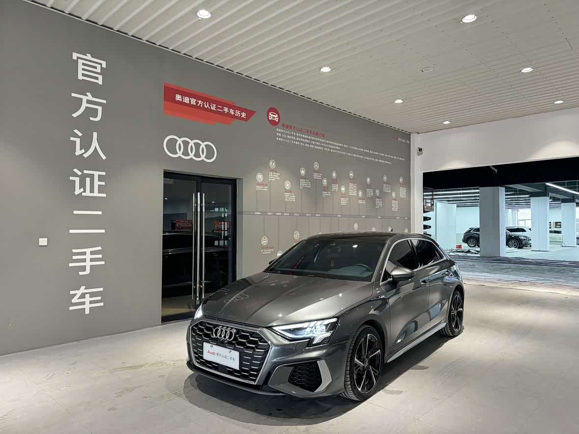 Audi A3, 2024 г., серебристый / серый, 13 000 км Audi A3, 2024 г., серебристый / серый, 13 000 км