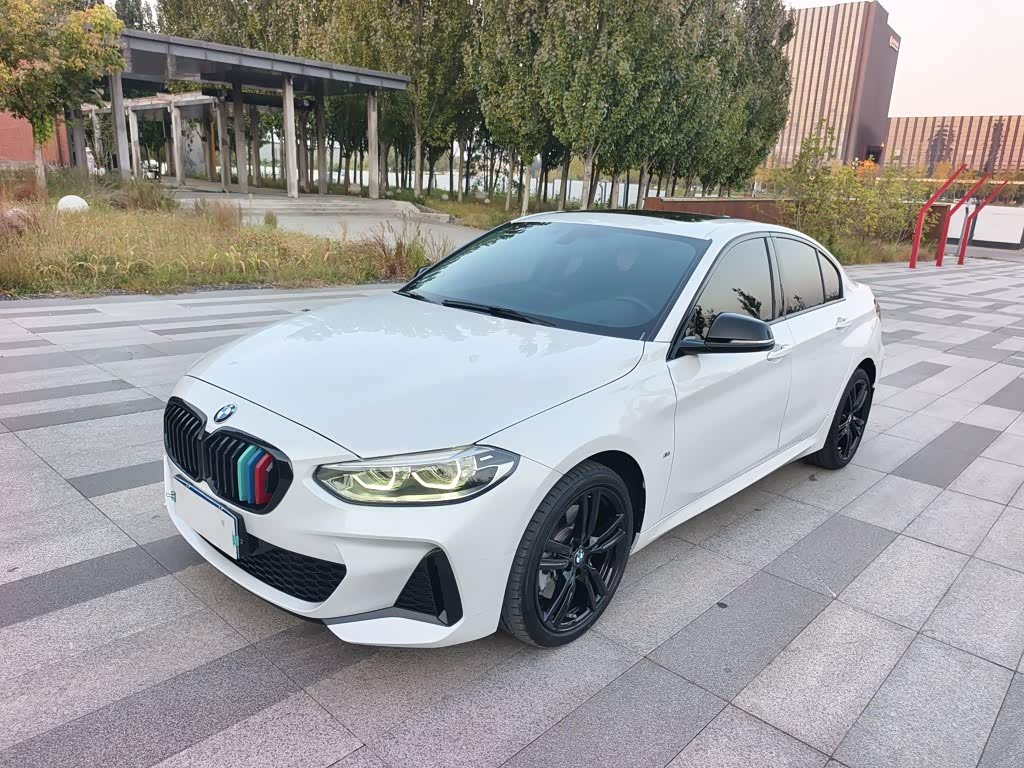BMW 1 серия, 2023 г., белый, 53 900 км BMW 1 серия 2023 125i пакет M Sport, исполнение «Ночь»
