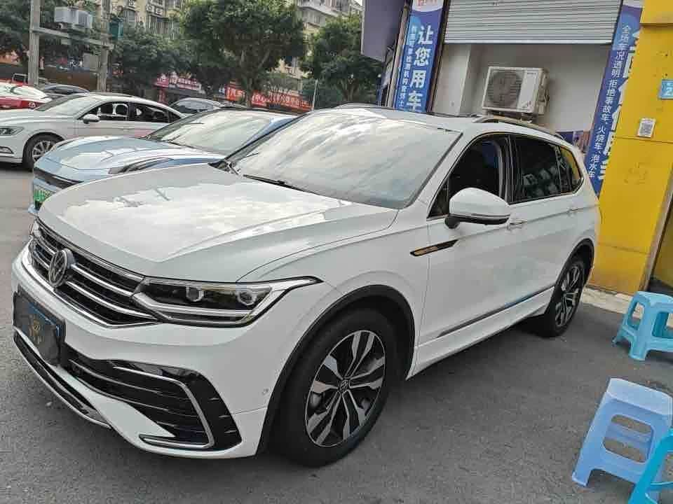 Volkswagen Tiguan L, 2023 г., белый, 39 000 км Volkswagen Tiguan L 2023 обновлённая версия 330TSI автомат одна ведущая ось R-Line комплектация «Юэсян»