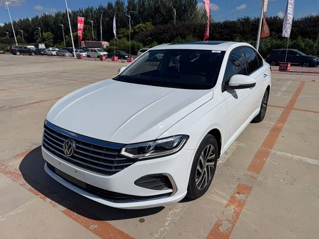 Volkswagen Lavida, 2023 г., белый, 27 000 км Volkswagen Lavida 2023 обновлённая версия 1.5L автомат пять миллионов версия