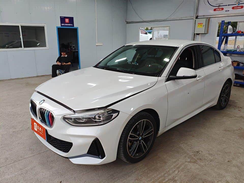 BMW 1 серия, 2022 г., белый, 42 000 км BMW 1 серия 2022 120i M Спорт
