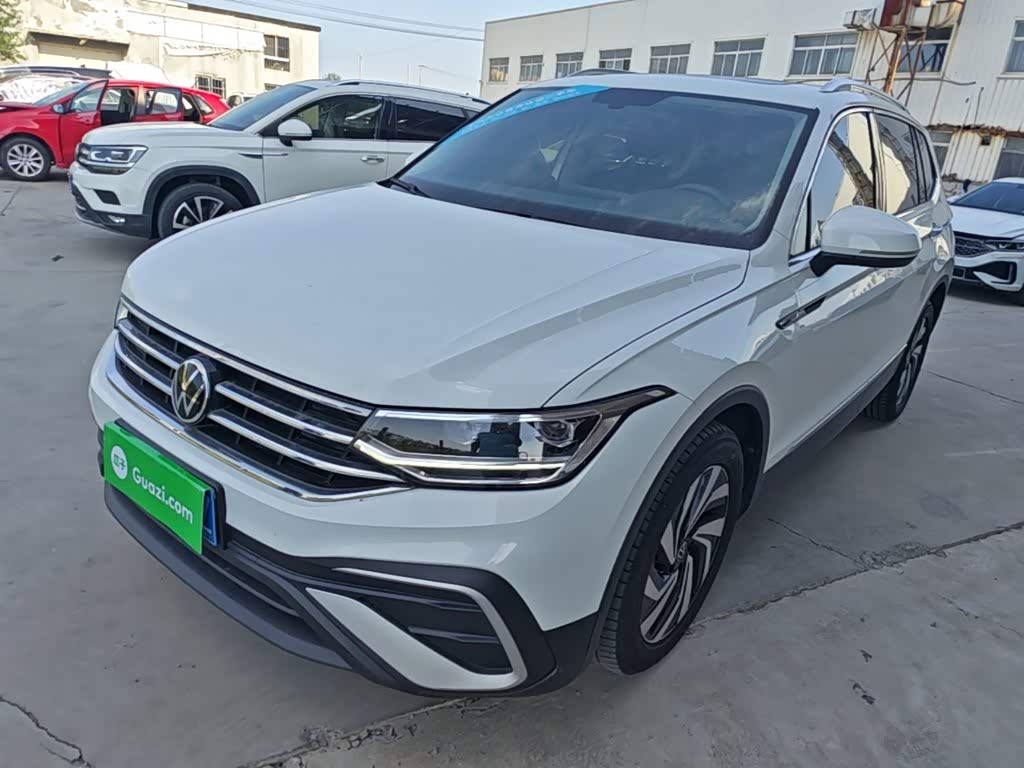 Volkswagen Tiguan L, 2023 г., белый, 60 100 км Volkswagen Tiguan L 2023 330TSI автомат одна ведущая ось комплектация «Умный комфорт»