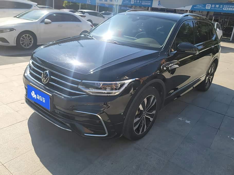Volkswagen Tiguan L, 2023 г., чёрный, 52 800 км Volkswagen Tiguan L 2023 330TSI автомат одна ведущая ось R-Line комплектация «Юэсян»