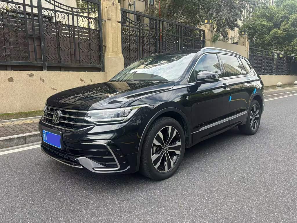 Volkswagen Tiguan L, 2024 г., чёрный, 28 000 км Volkswagen Tiguan L 2024 330TSI автомат одна ведущая ось R-Line комплектация «Юэсян»