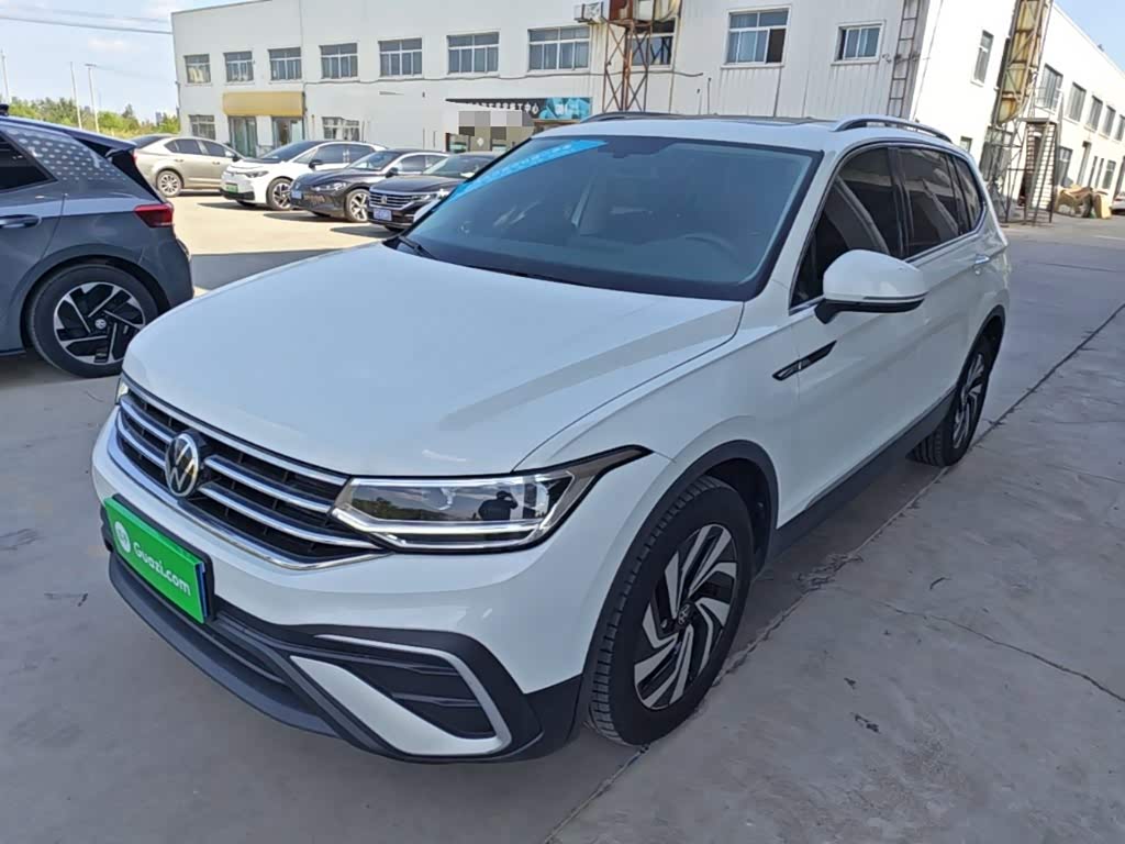 Volkswagen Tiguan L, 2023 г., белый, 47 900 км Volkswagen Tiguan L 2023 330TSI автомат одна ведущая ось комплектация «Умный комфорт»