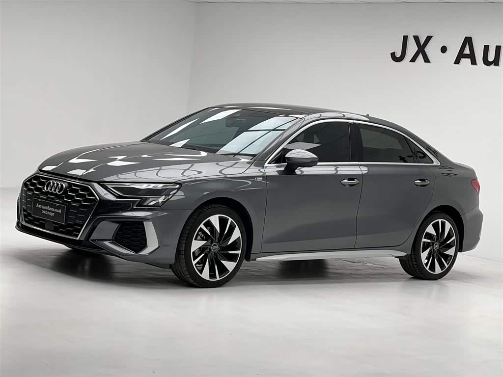 Audi A3, 2023 г., серебристый / серый, 18 000 км Audi A3, 2023 г., серебристый / серый, 18 000 км