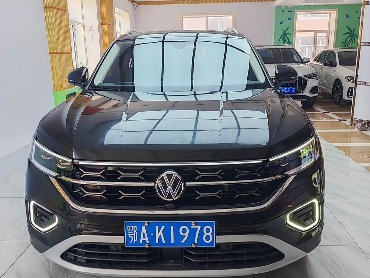 Volkswagen Tayron, 2022 г., чёрный, 33 000 км Volkswagen Tayron 2023 280TSI одна ведущая ось комплектация «Люкс Plus», исполнение «Цзиньцзе»