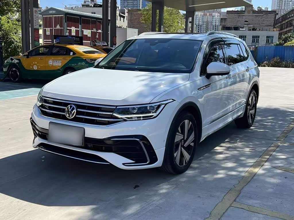 Volkswagen Tiguan L, 2023 г., белый, 46 900 км Volkswagen Tiguan L 2023 обновлённая версия 330TSI автомат одна ведущая ось R-Line комплектация «Юэсян»