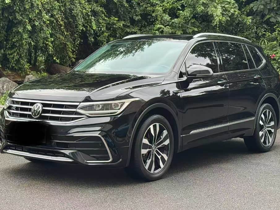 Volkswagen Tiguan L, 2024 г., чёрный, 30 000 км Volkswagen Tiguan L 2024 330TSI автомат одна ведущая ось R-Line комплектация «Юэсян»