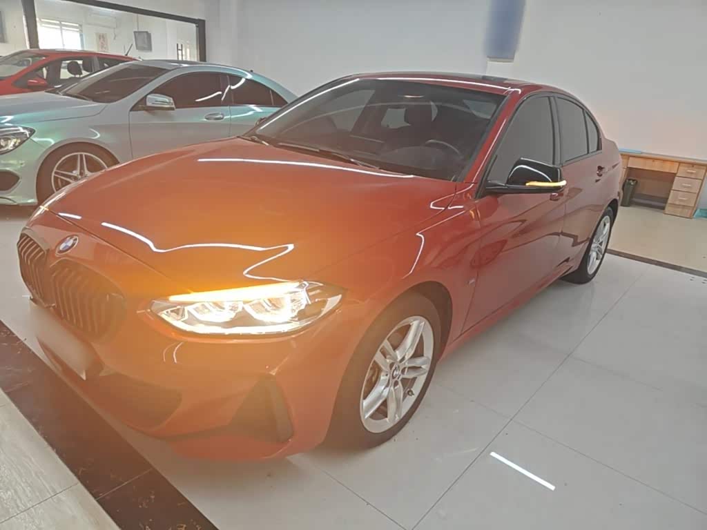 BMW 1 серия, 2021 г., красный / фиолетовый, 42 300 км BMW 1 серия 2021 обновлённая версия 120i пакет M Sport, исполнение «Ночь»