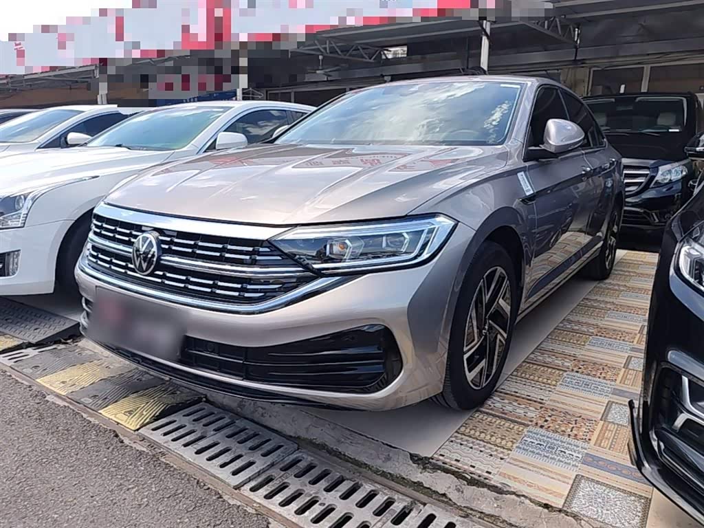 Volkswagen Sagitar, 2025 г., шампань / коричневый, 9 400 км Volkswagen Sagitar 2025 300TSI DSG комплектация «Чаоюэ»