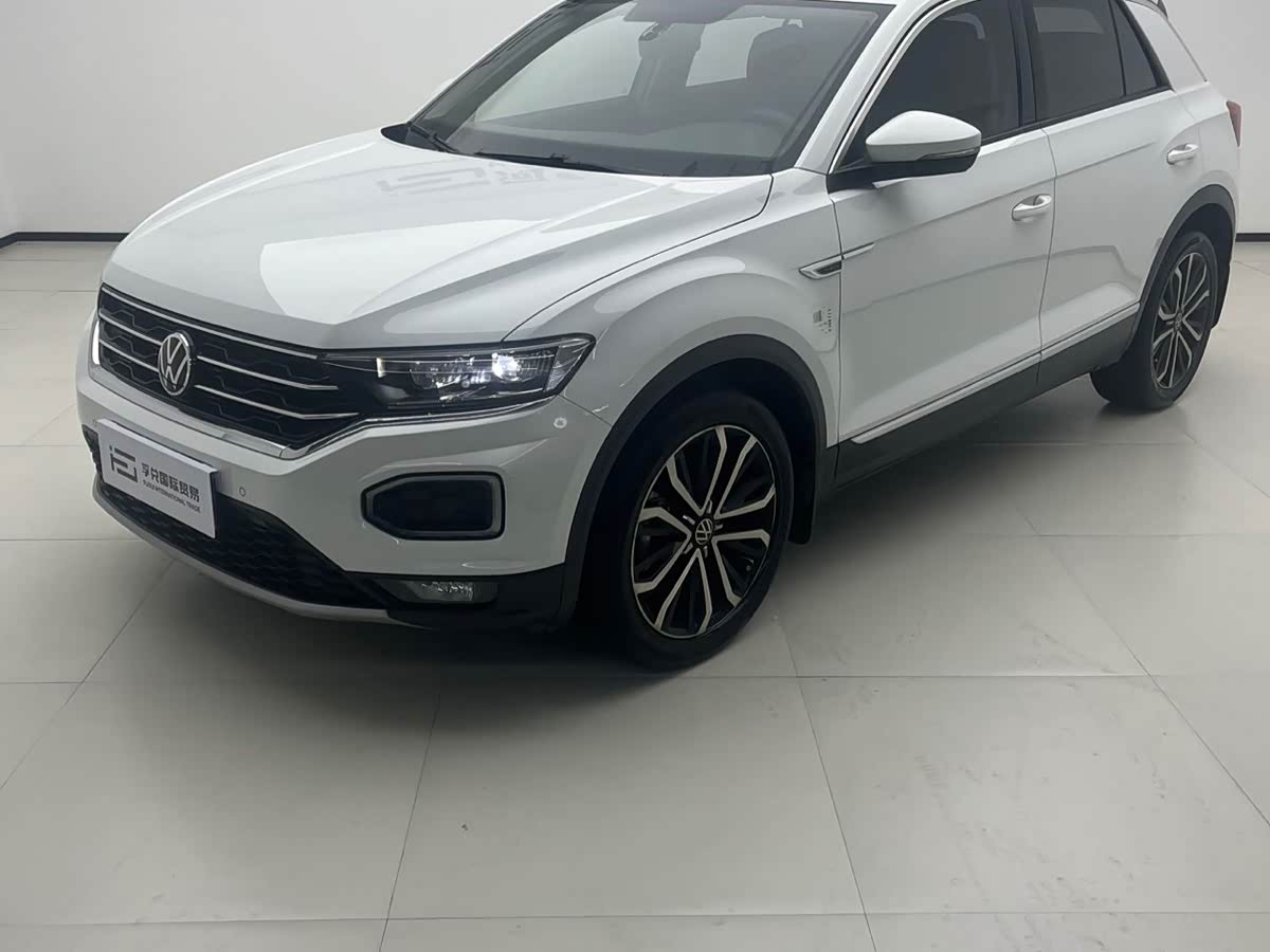 Volkswagen T-Roc, 2022 г., белый, 32 000 км Volkswagen T-Roc 2022 280TSI DSG одна ведущая ось Комфорт PLUS