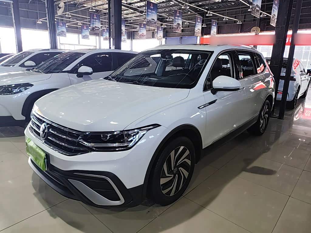 Volkswagen Tiguan L, 2023 г., белый, 51 200 км Volkswagen Tiguan L 2023 300TSI автомат одна ведущая ось комплектация «Умный комфорт»