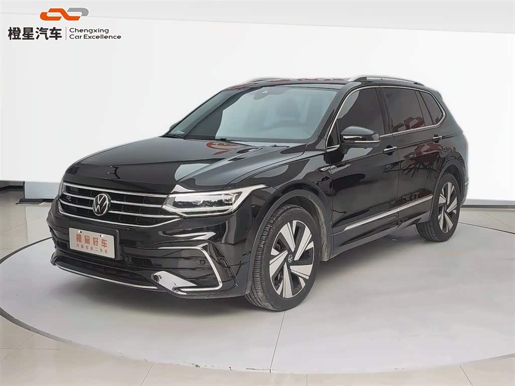 Volkswagen Tiguan L, 2023 г., чёрный, 30 800 км Volkswagen Tiguan L 2023 330TSI автомат одна ведущая ось R-Line комплектация «Юэсян»