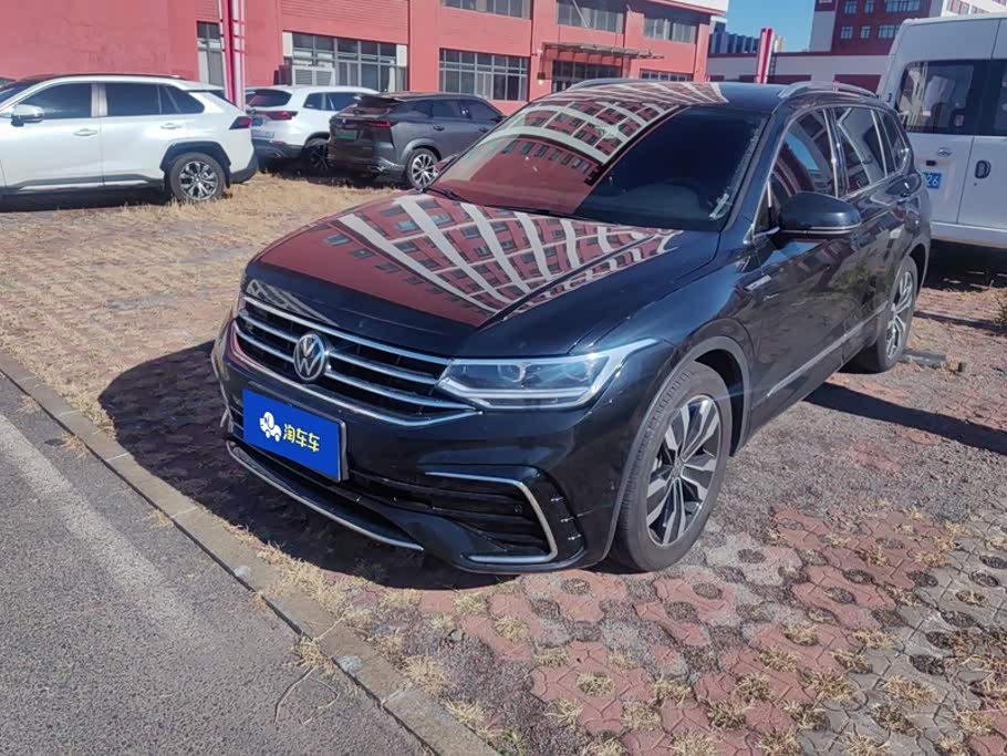 Volkswagen Tiguan L, 2023 г., чёрный, 42 200 км Volkswagen Tiguan L 2023 обновлённая версия 330TSI автомат одна ведущая ось R-Line комплектация «Юэсян»