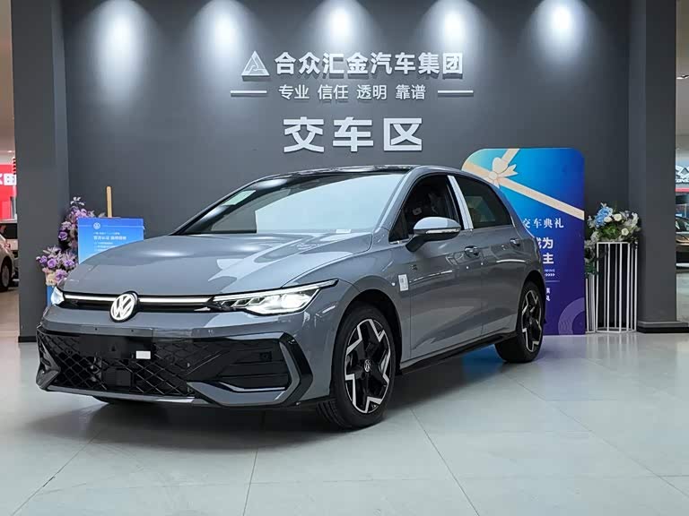 Volkswagen Golf, 2025 г., серебристый / серый, 100 км Volkswagen Golf 2025 300TSI R-Line