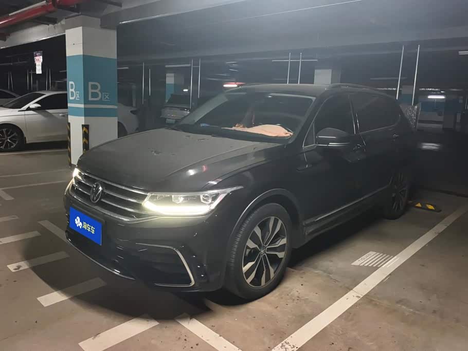 Volkswagen Tiguan L, 2024 г., чёрный, 38 900 км Volkswagen Tiguan L 2023 обновлённая версия 330TSI автомат одна ведущая ось R-Line Флагман