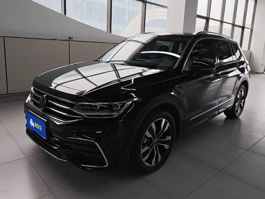 Volkswagen Tiguan L, 2024 г., чёрный, 29 000 км Volkswagen Tiguan L 2024 исполнение «Чучжун» 330TSI автомат одна ведущая ось R-Line Лунъяо версия