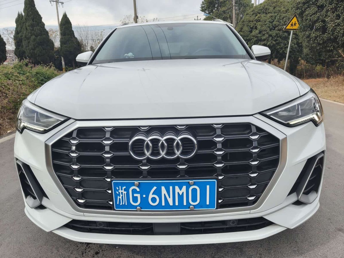 Audi Q3, 2021 г., белый, 60 000 км Audi 奥迪Q3, 2021 г., белый, 60 000 км