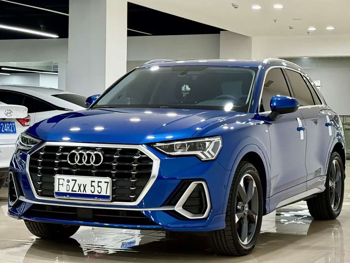 Audi Q3, 2021 г., синий, 20 000 км Audi 奥迪Q3, 2021 г., синий, 20 000 км
