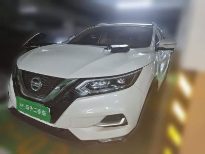 Nissan 骐达TIIDA, 2023 г., белый, 18 100 км Nissan 逍客, 2022 г., белый, 10 800 км