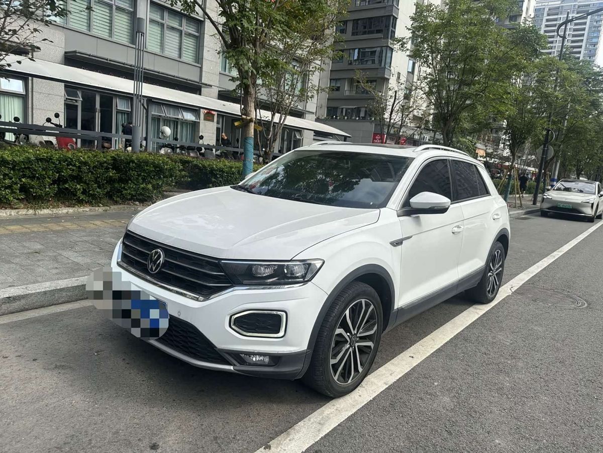 Volkswagen T-Roc, 2022 г., белый, 25 000 км Volkswagen T-Roc 2022 280TSI DSG одна ведущая ось Комфорт PLUS